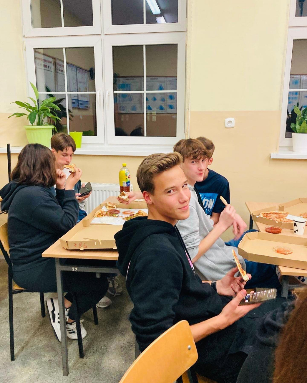 Całą noc spędzili w szkole. Zobacz zdjęcia