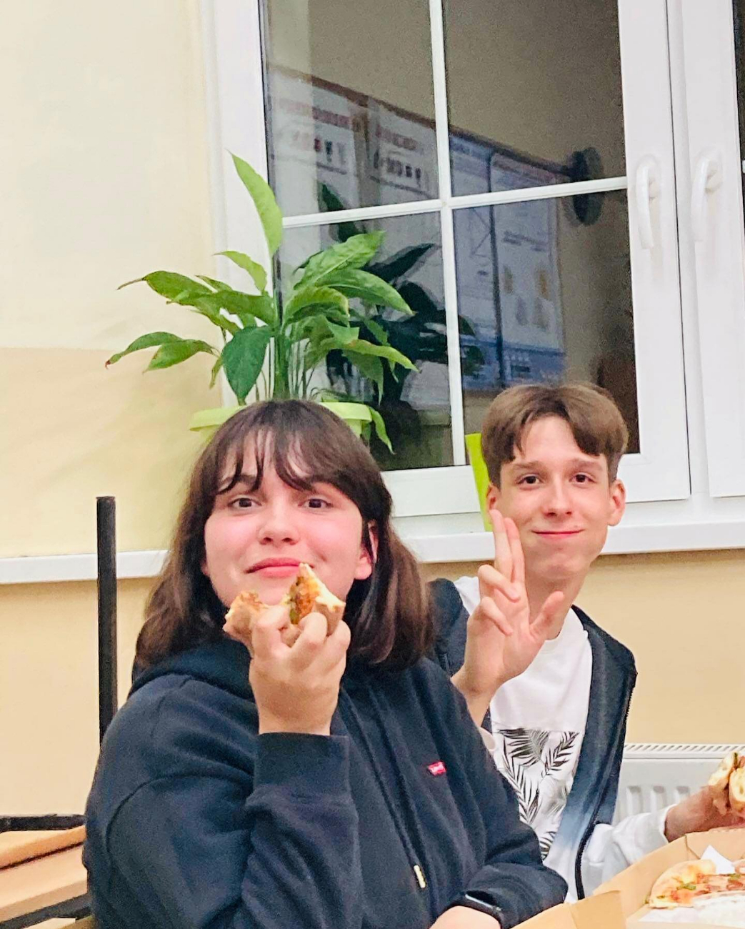 Całą noc spędzili w szkole. Zobacz zdjęcia