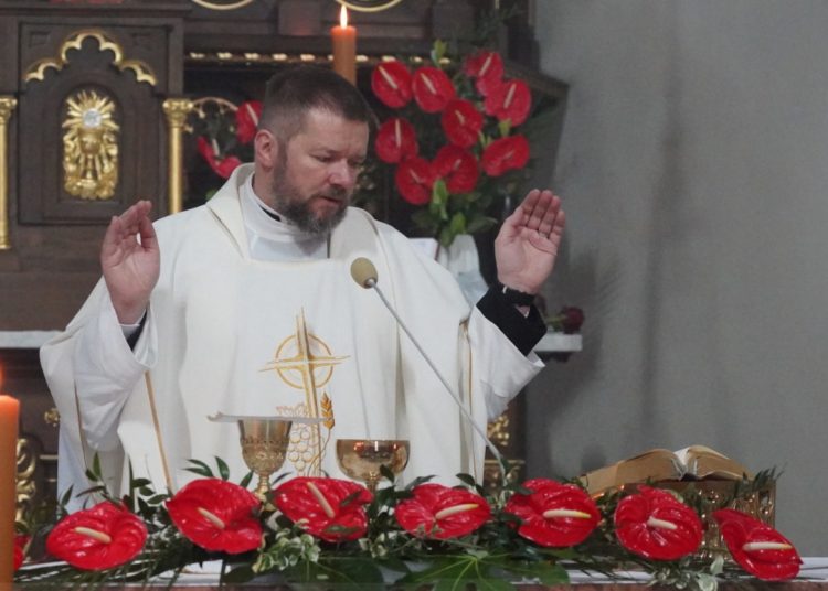 Dwa miesiące po odejściu z Giewartowa znowu zmienia parafię