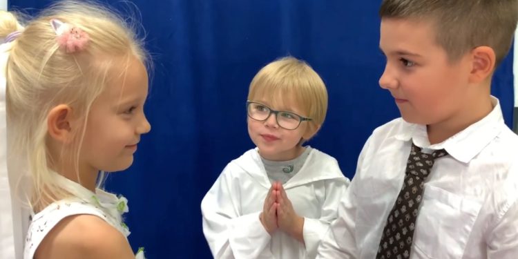 Ich nauczycielka wychodzi za mąż. Przedszkolaki nagrały uroczy film ZOBACZ 