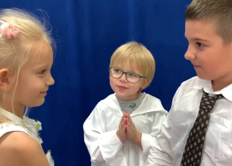 Ich nauczycielka wychodzi za mąż. Przedszkolaki nagrały uroczy film ZOBACZ 