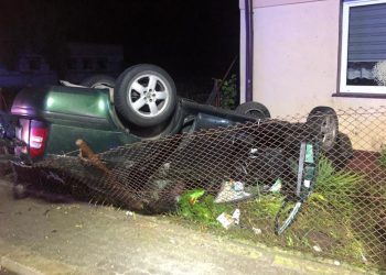 Uderzył w słup i prawie wjechał w dom