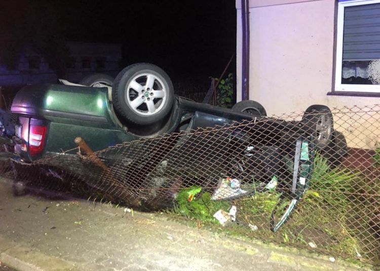 Uderzył w słup i prawie wjechał w dom