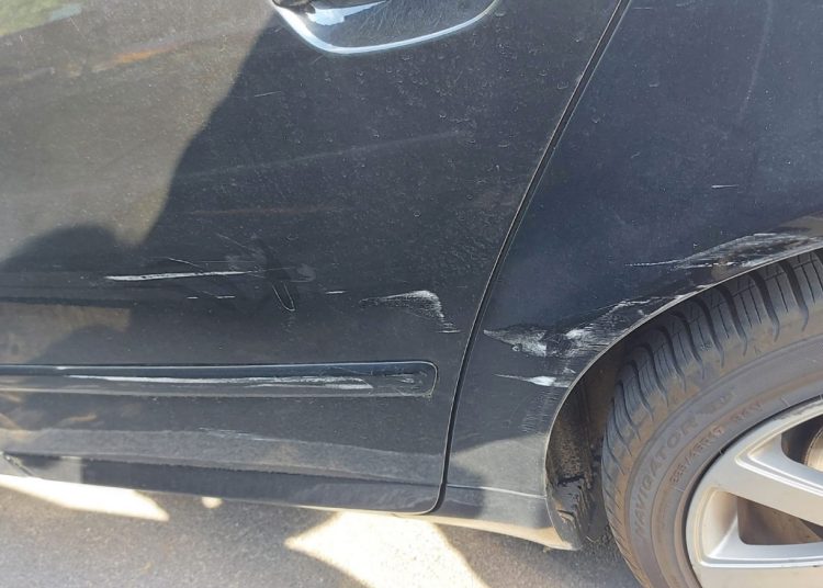 Coraz więcej zniszczonych aut. Mieszkańcy domagają się kamer