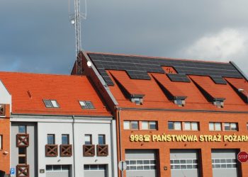 Zamontowali fotowoltaikę na dachu komendy