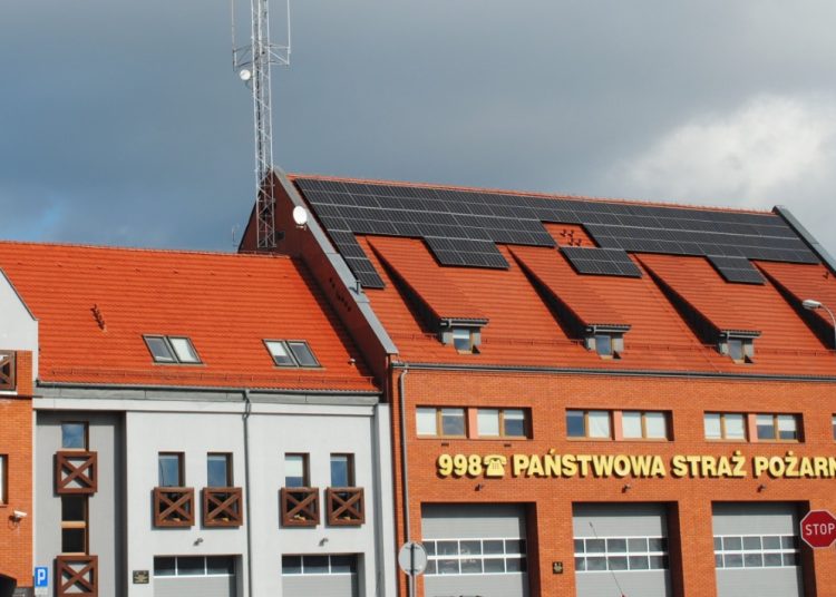 Zamontowali fotowoltaikę na dachu komendy