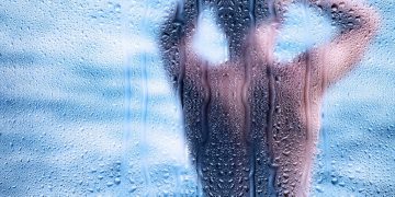 Szok! Stał zupełnie nagi, niedaleko bawiących się dzieci