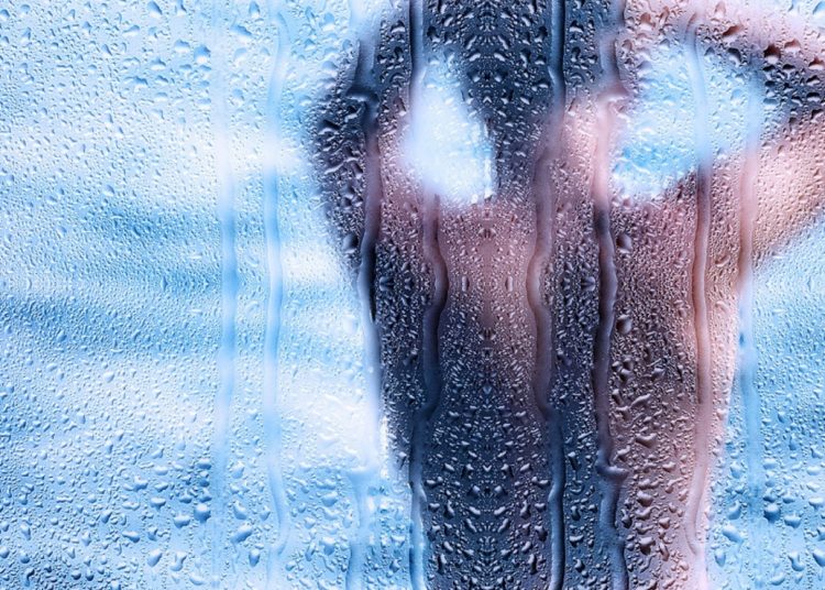 Szok! Stał zupełnie nagi, niedaleko bawiących się dzieci