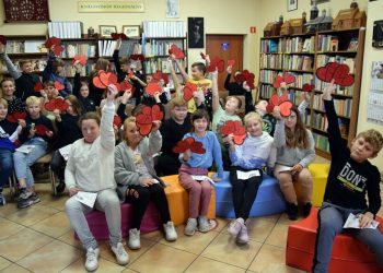 Czytali z sercem w bibliotece