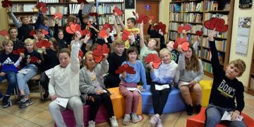 Czytali z sercem w bibliotece