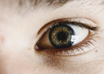 Szukasz sposobu na rozjaśnienie ciemnych obwódek pod oczami? Znamy ich całkiem sporo