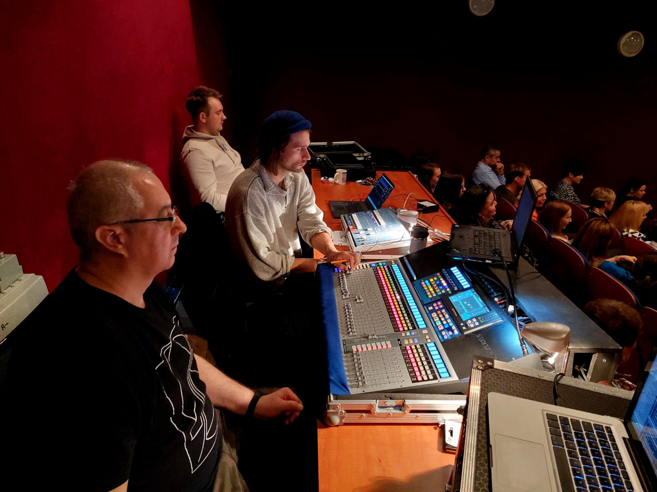 Widownia wypełniona po brzegi, co chwilę salwy śmiechu