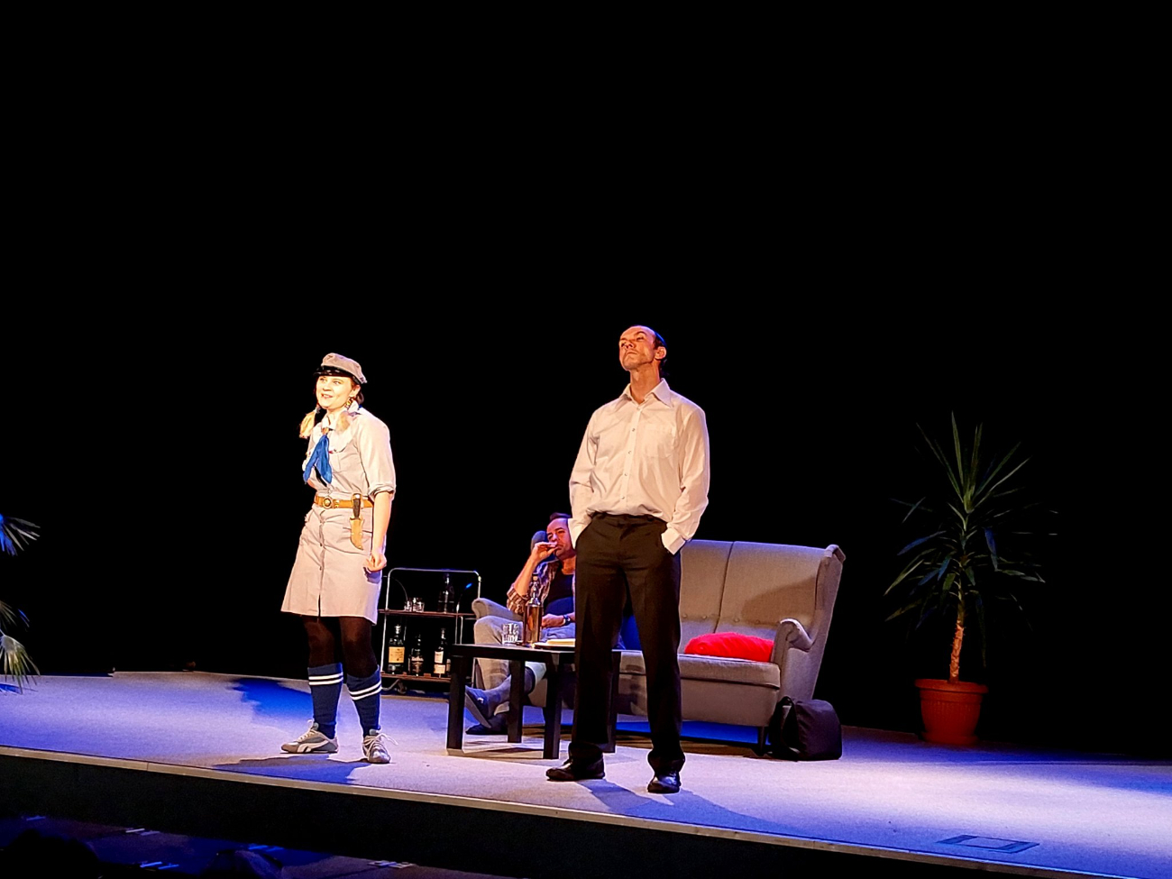 Widownia wypełniona po brzegi, co chwilę salwy śmiechu