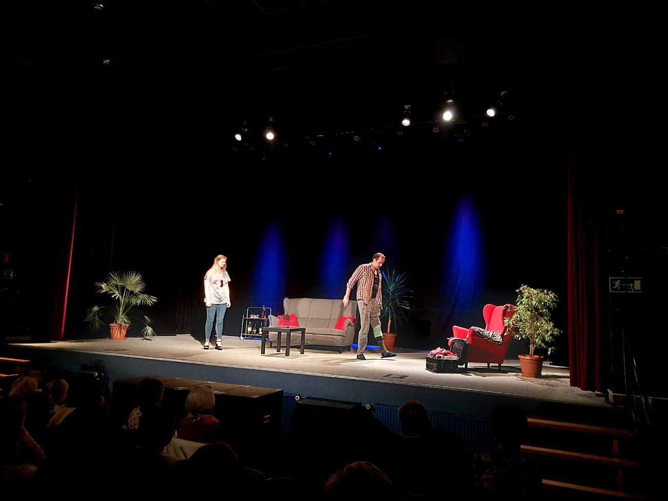 Widownia wypełniona po brzegi, co chwilę salwy śmiechu