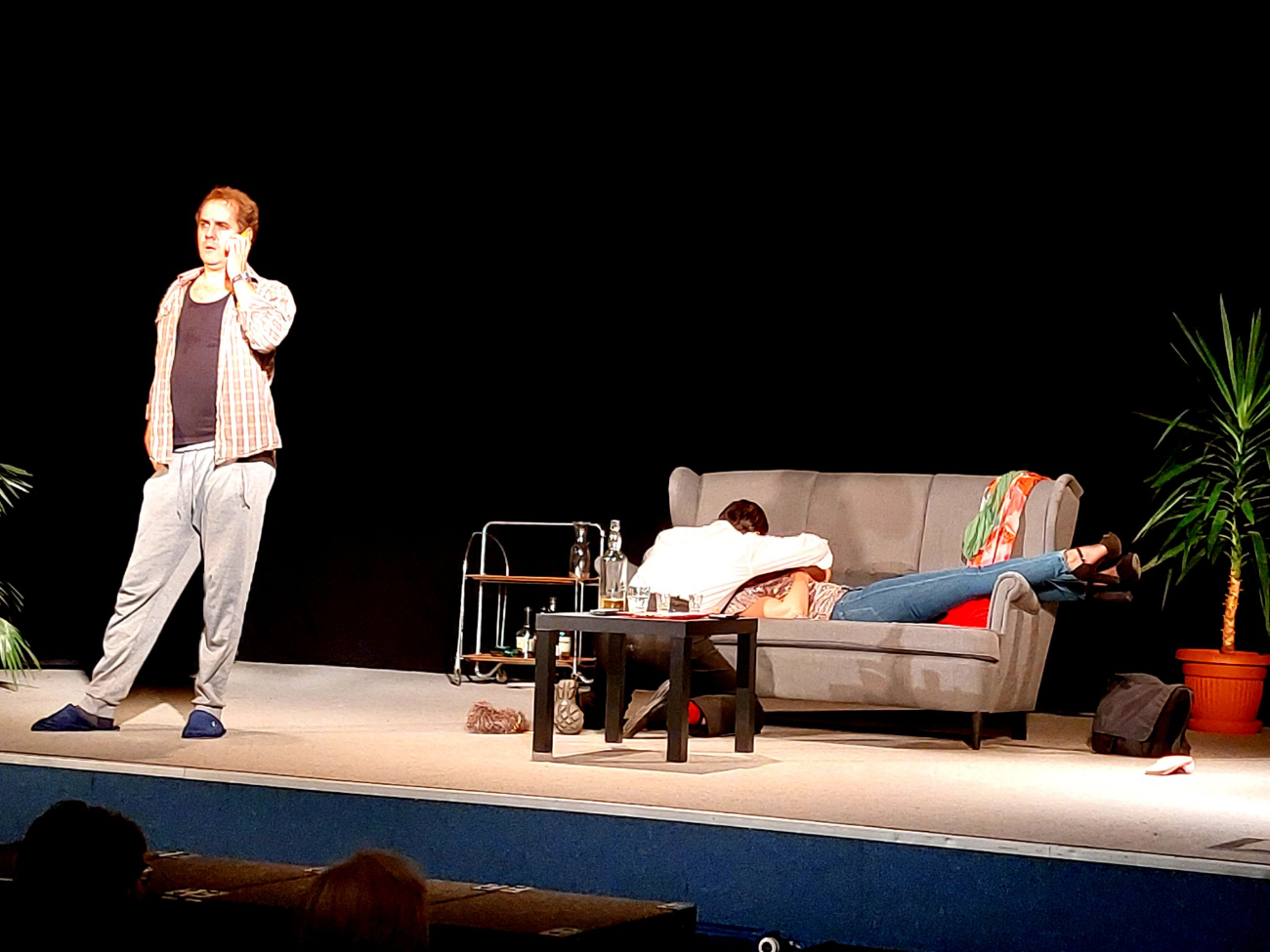 Widownia wypełniona po brzegi, co chwilę salwy śmiechu