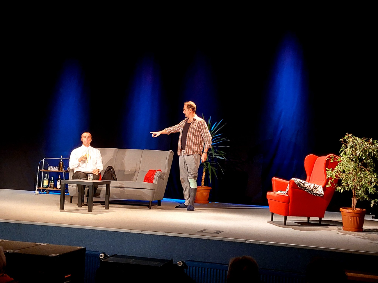 Widownia wypełniona po brzegi, co chwilę salwy śmiechu