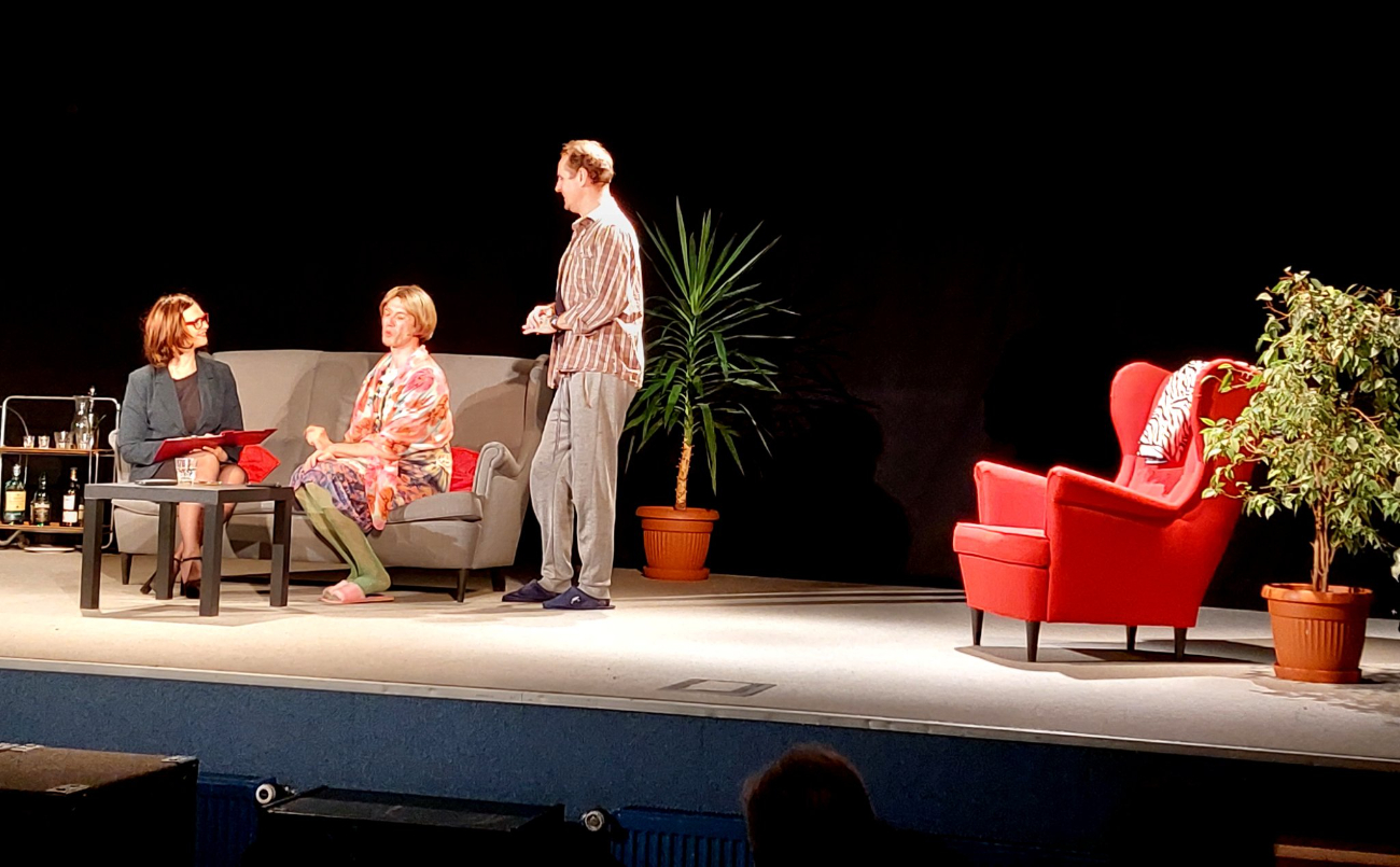 Widownia wypełniona po brzegi, co chwilę salwy śmiechu