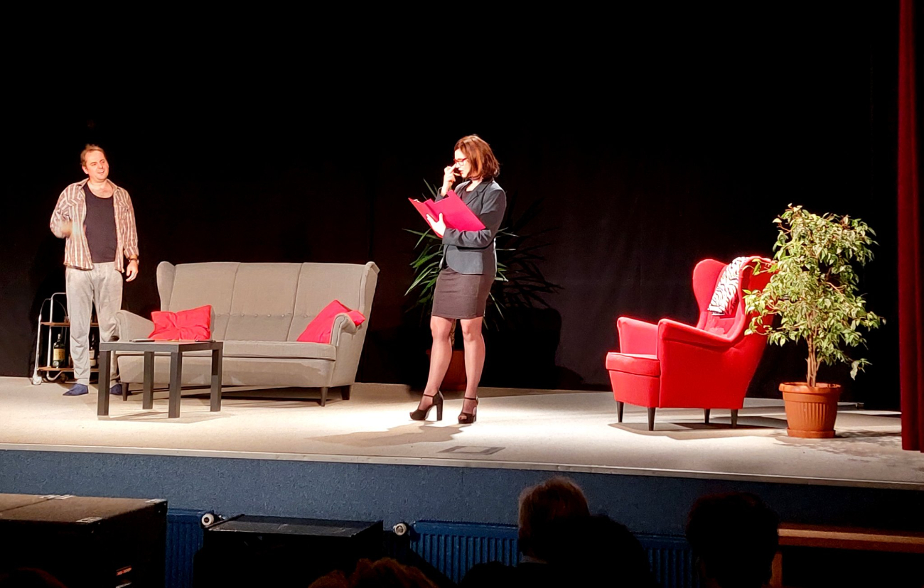 Widownia wypełniona po brzegi, co chwilę salwy śmiechu