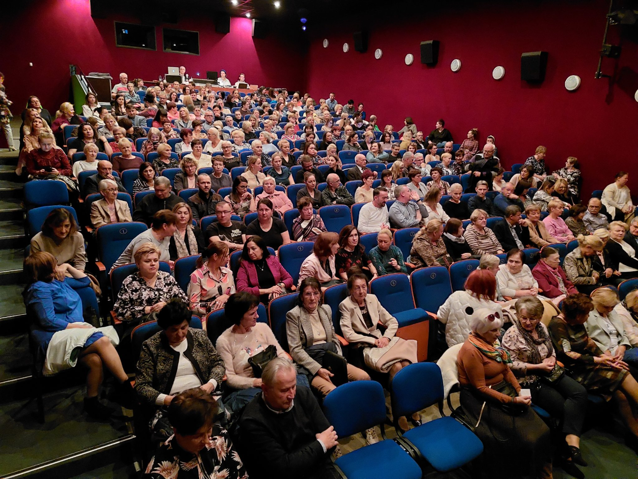 Widownia wypełniona po brzegi, co chwilę salwy śmiechu