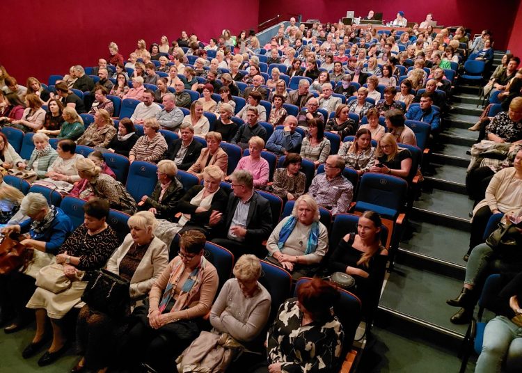 Widownia wypełniona po brzegi, co chwilę salwy śmiechu