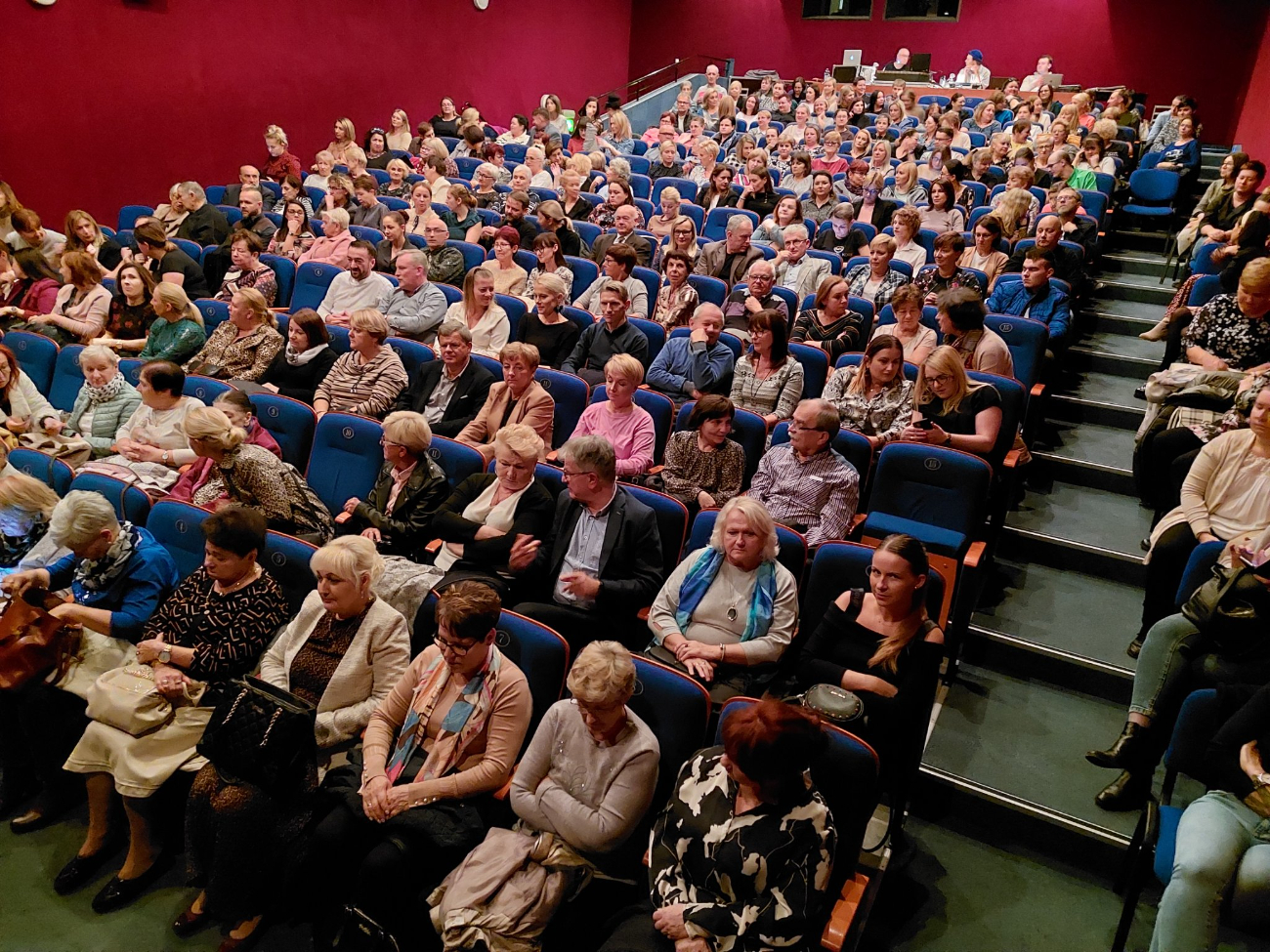 Widownia wypełniona po brzegi, co chwilę salwy śmiechu