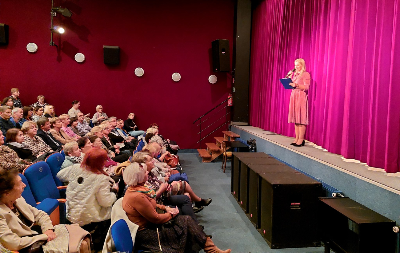 Widownia wypełniona po brzegi, co chwilę salwy śmiechu