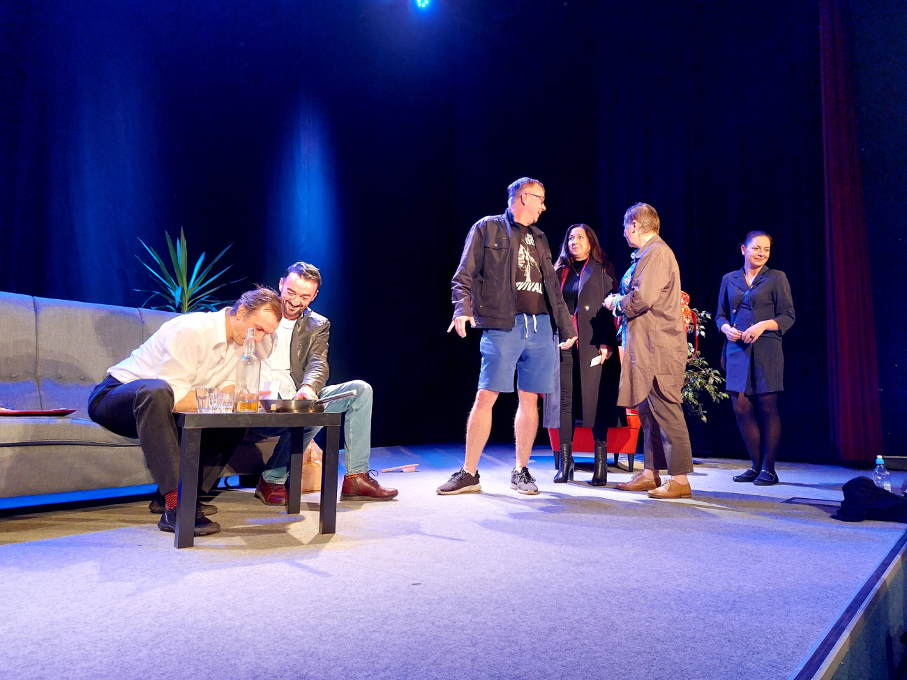 Widownia wypełniona po brzegi, co chwilę salwy śmiechu