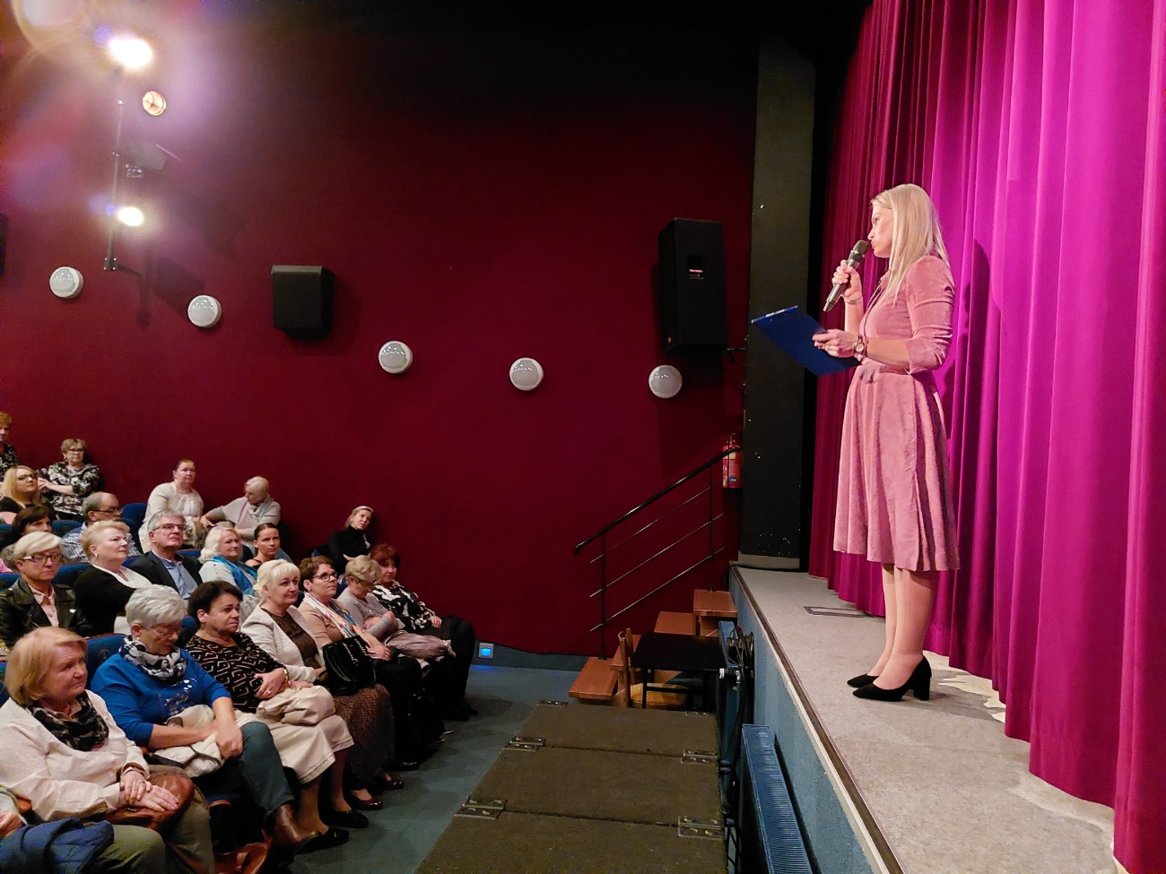 Widownia wypełniona po brzegi, co chwilę salwy śmiechu