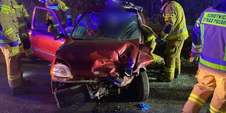 W Lądzie zderzyły się dwie osobówki. Policja wyznaczyła objazd AKTUALIZACJA