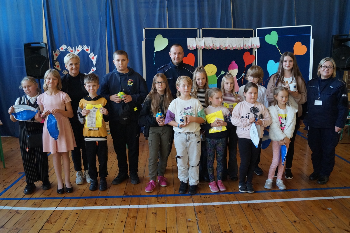 Policjanci na festynie w Lądku