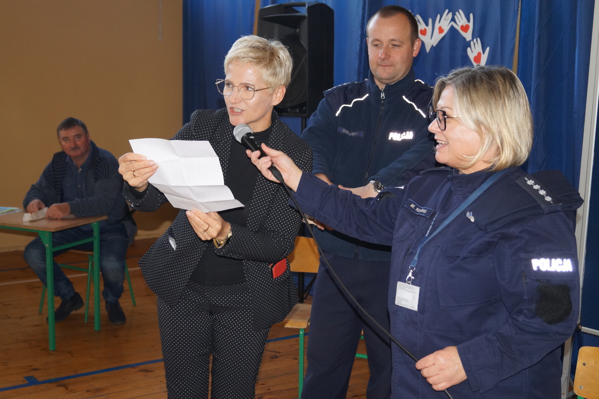 Policjanci na festynie w Lądku