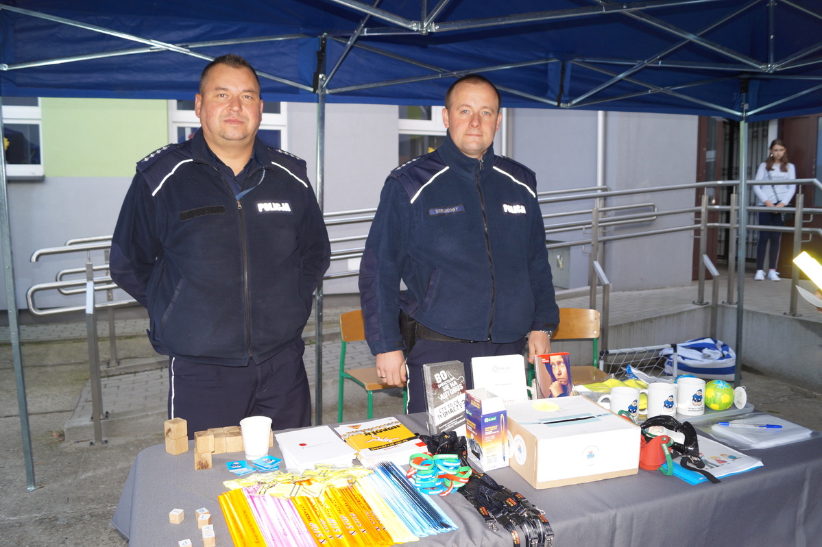 Policjanci na festynie w Lądku