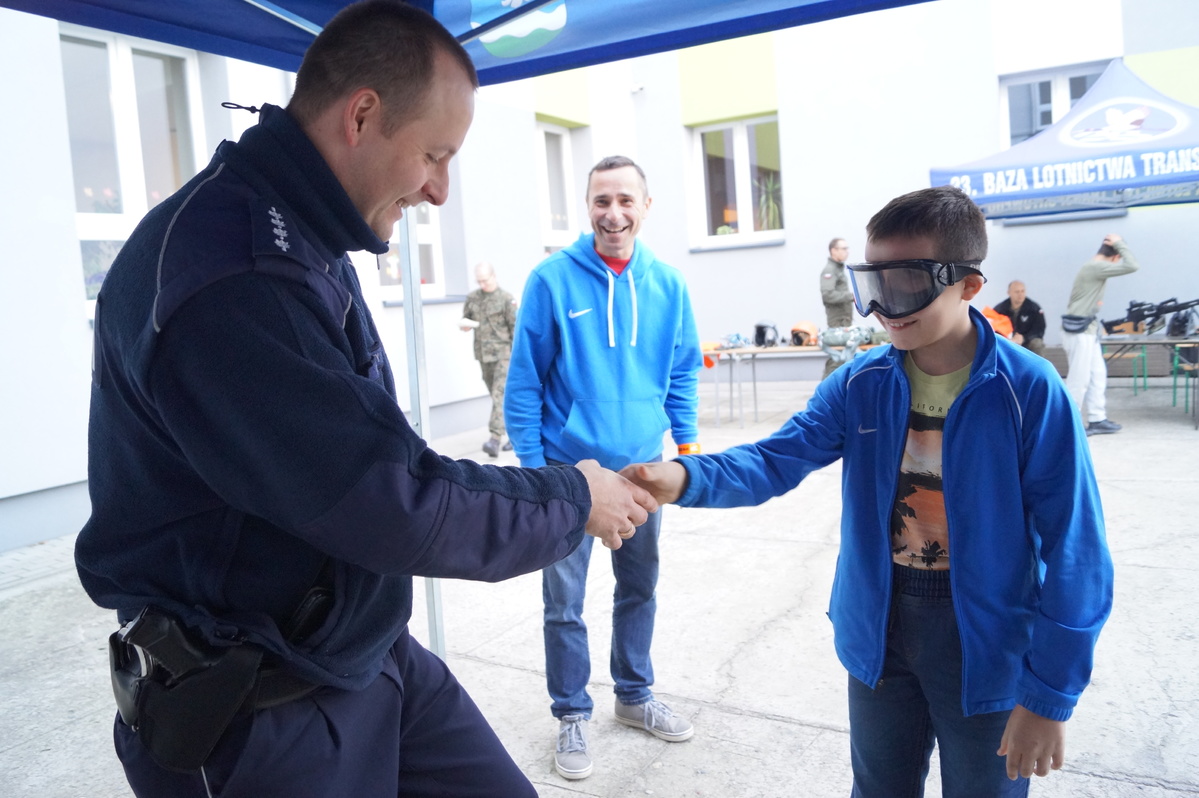 Policjanci na festynie w Lądku