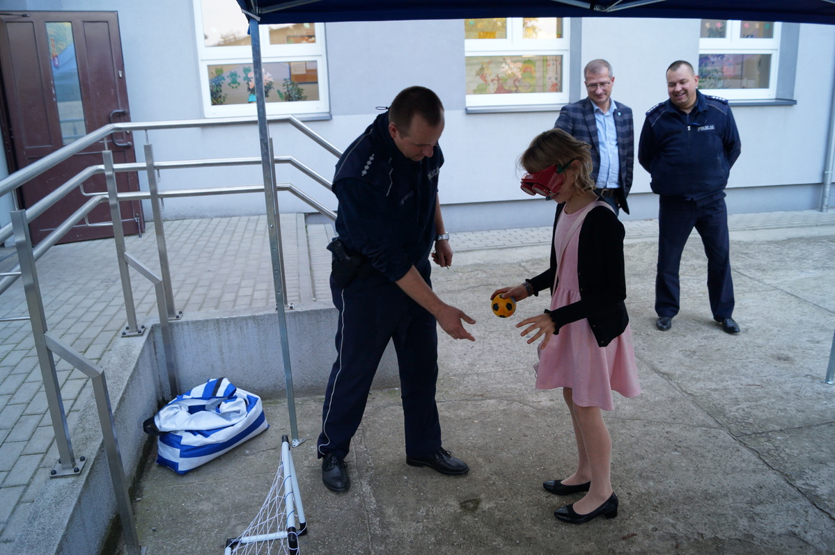 Policjanci na festynie w Lądku