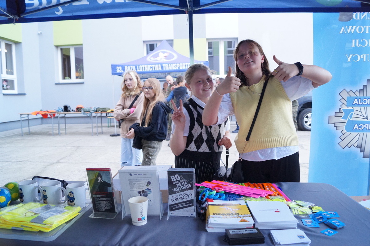 Policjanci na festynie w Lądku
