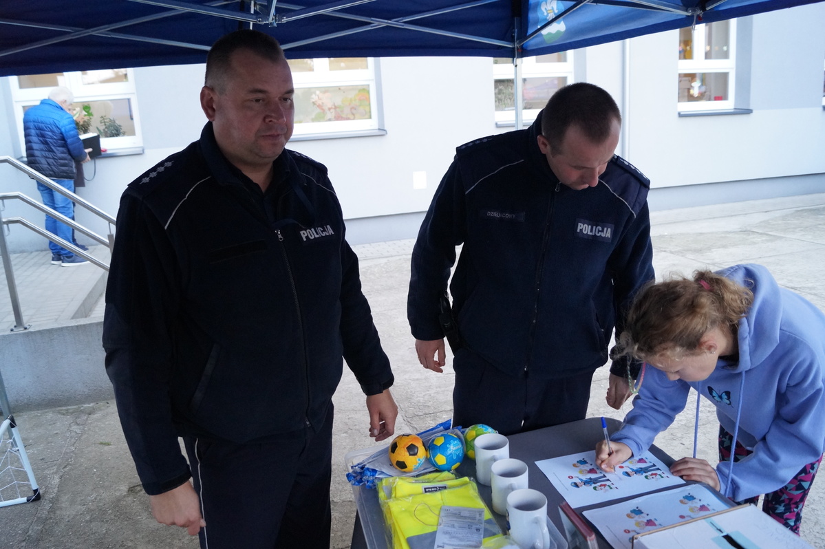 Policjanci na festynie w Lądku
