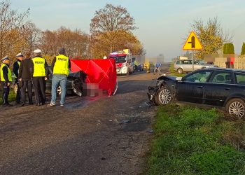 Czołowe zderzenie. Zginął 58-latek ZDJĘCIA