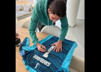 Piłkarz reprezentacji Polski pomaga Tymkowi