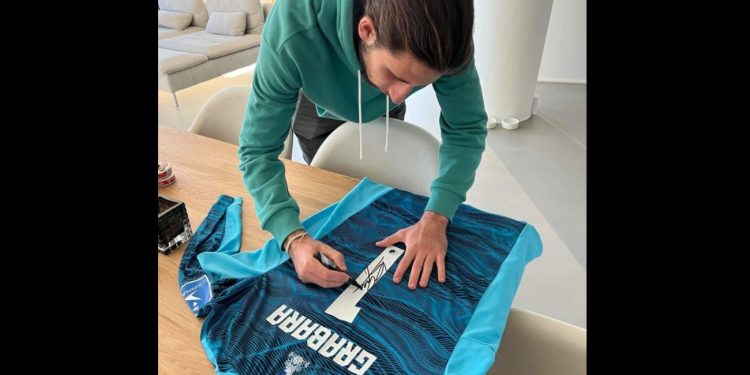 Piłkarz reprezentacji Polski pomaga Tymkowi