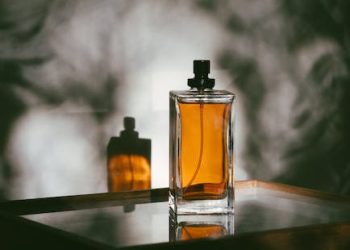 Jak wybrać zapach według intensywności – idealny prezent dla niej