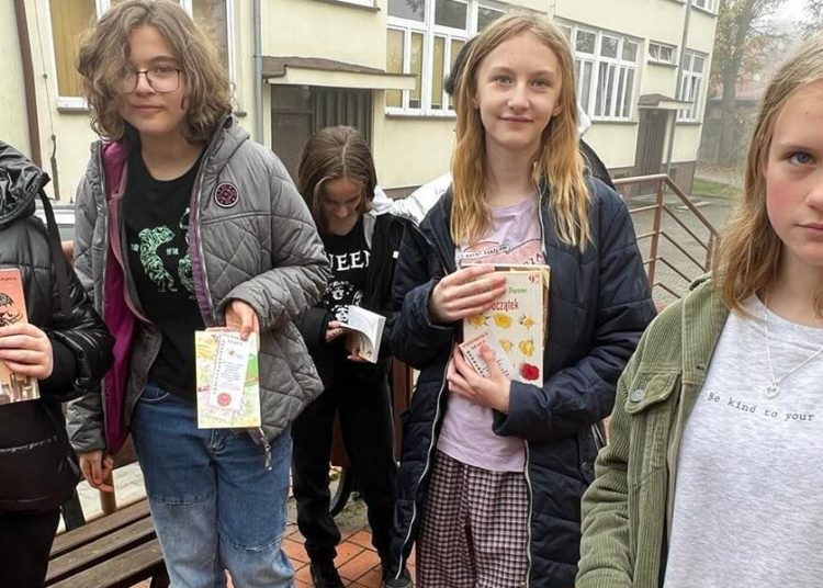 Waży 100 kg i rzuca się w oczy. W Powidzu stanęła nowa szafa do bookcrossingu