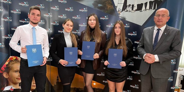 „Dobrze, że powiat nie udaje, że młodzieży nie ma”. Młodzieżowa Rada Powiatu zaprzysiężona