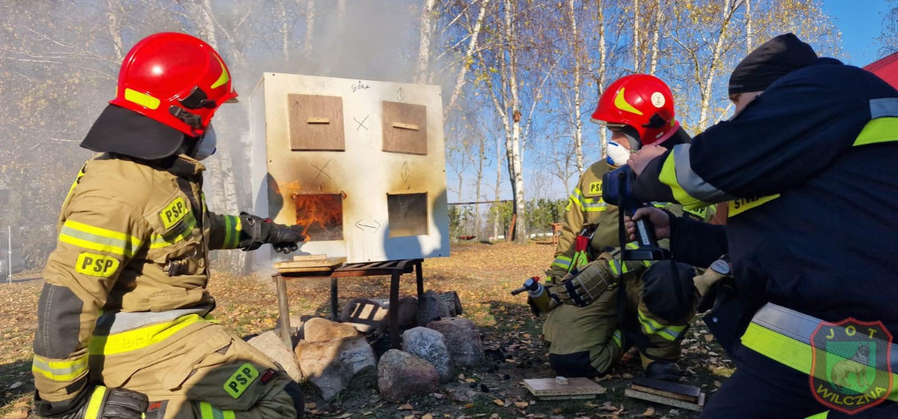 Wypadek i pożar. Kilka jednostek w Gółkowie ZDJĘCIA