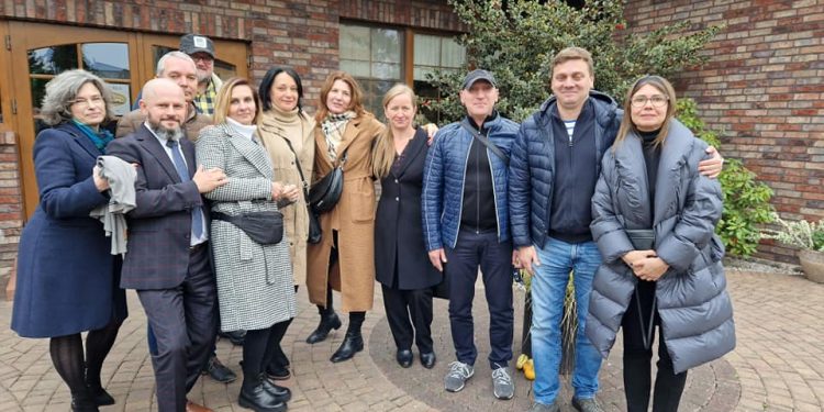 Spotkali się 30 lat po maturze. Pożegnali legendarnego nauczyciela