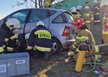 Wypadek i pożar. Kilka jednostek w Gółkowie ZDJĘCIA