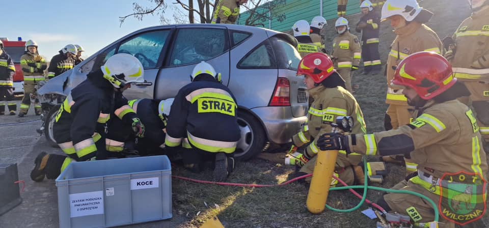 Wypadek i pożar. Kilka jednostek w Gółkowie ZDJĘCIA