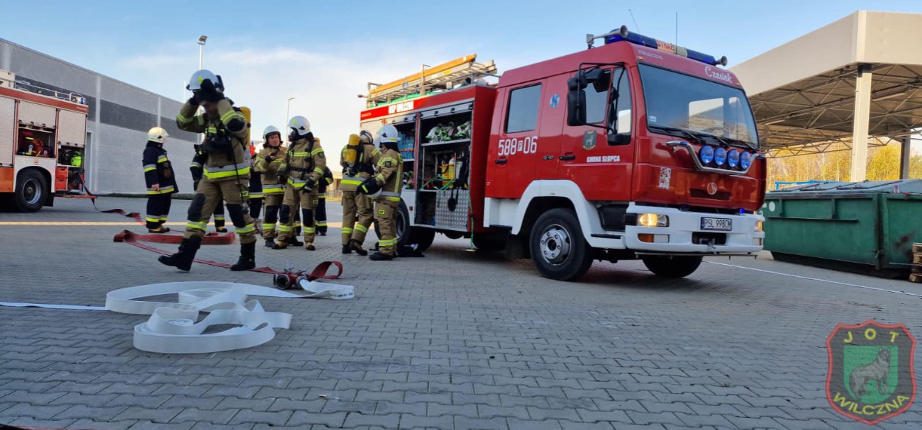 Wypadek i pożar. Kilka jednostek w Gółkowie ZDJĘCIA