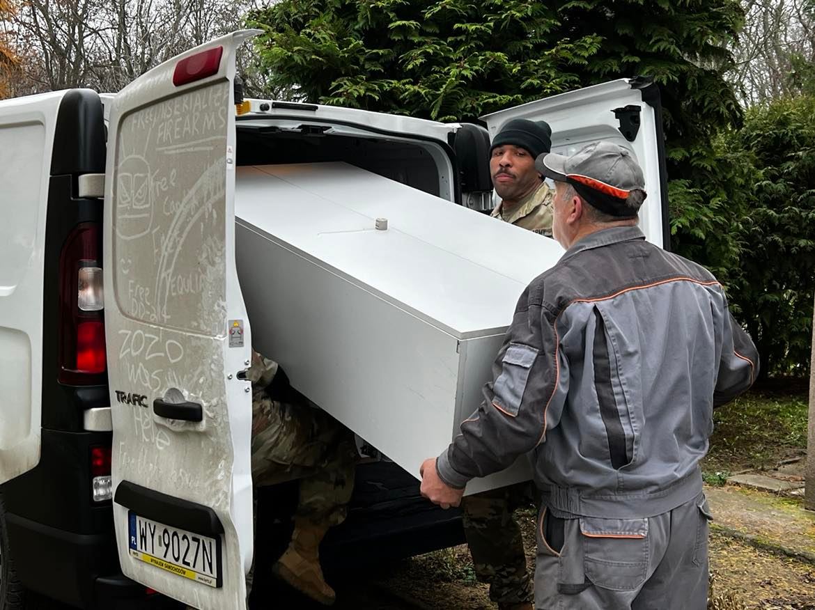 Żołnierze pomagają w przeprowadzce domu dziecka