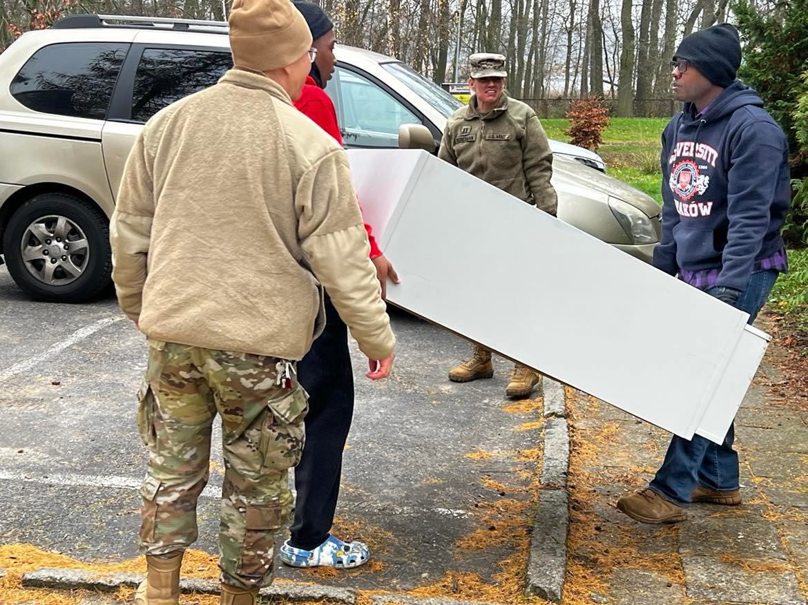 Żołnierze pomagają w przeprowadzce domu dziecka