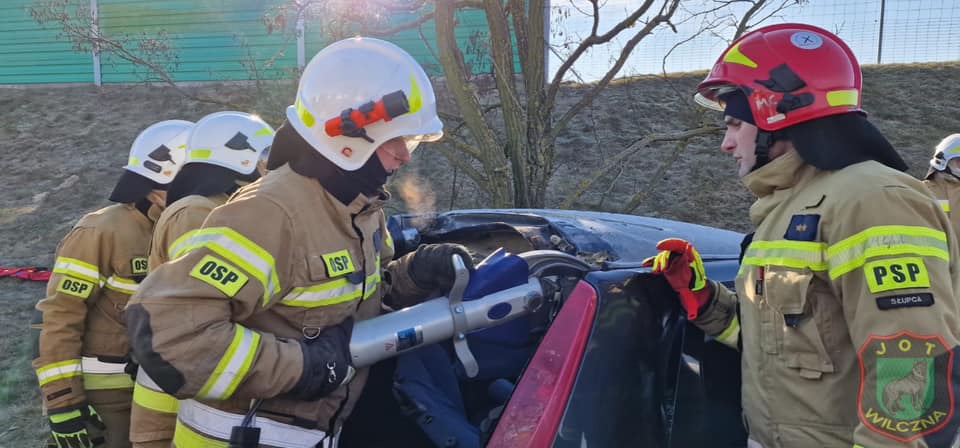 Wypadek i pożar. Kilka jednostek w Gółkowie ZDJĘCIA